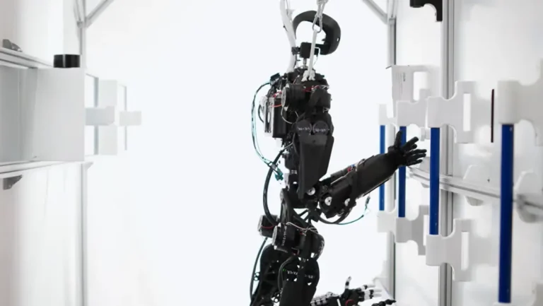 Helios, le robot humanoïde à 4 bras conçu pour l’espace